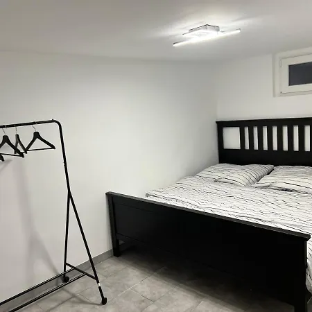 Calm Souterrain Appertment In דירה